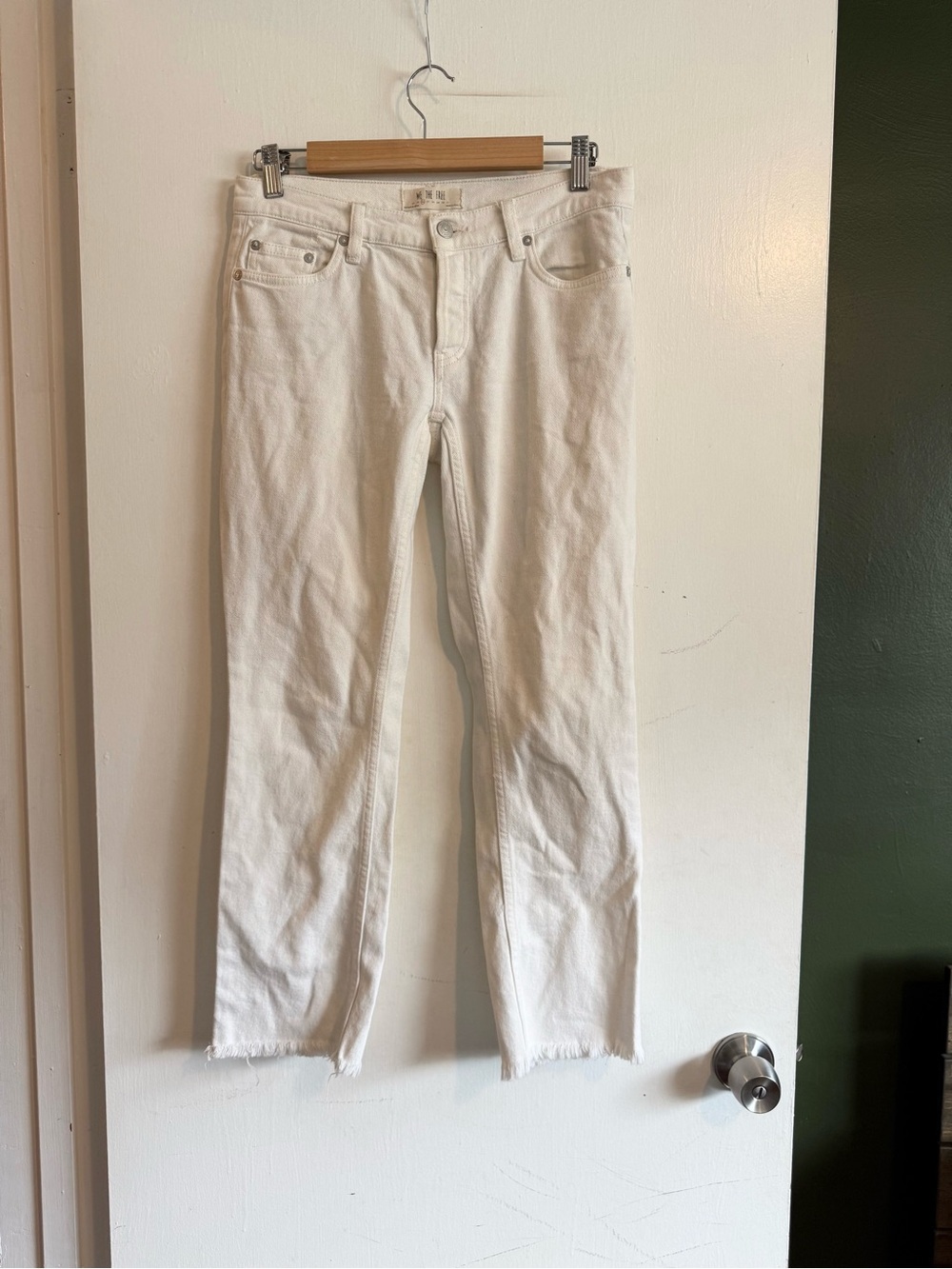 We the free free people ivory cream cropped low rise cropped jeans
Size 26